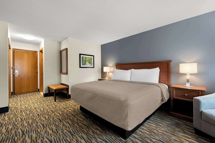 1 King Accessible Bathtub First Floor Microwave, Refrigerator WiFi Continental Breakfast (10 of 23)