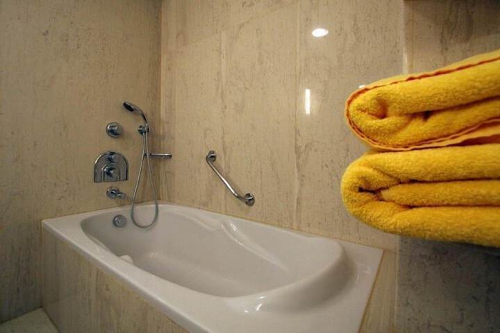 Deep soaking bathtub