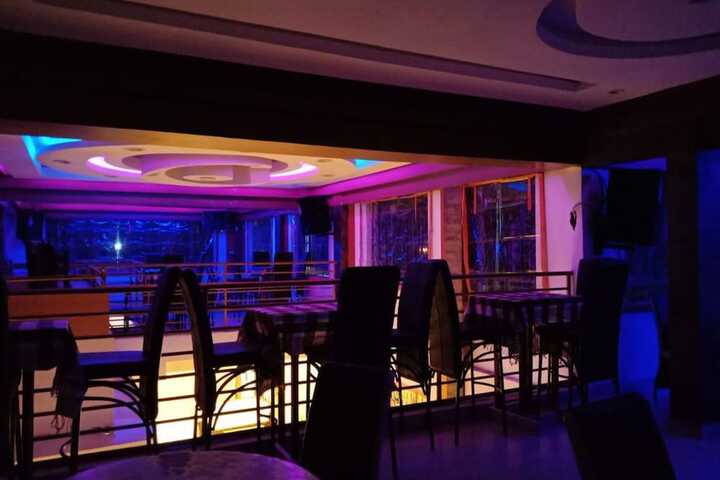 Lounge 8 of 10
