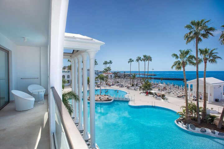 Hotel with Pool