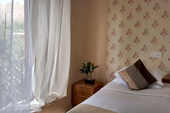 Room 4 of 18
