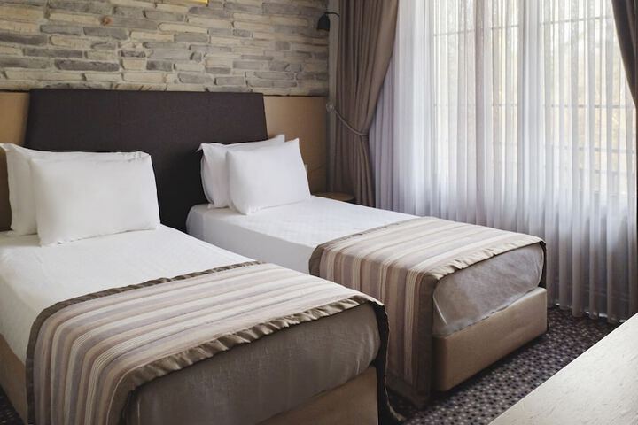 Room 32 of 107