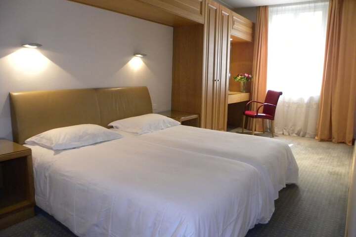 Room 15 of 40