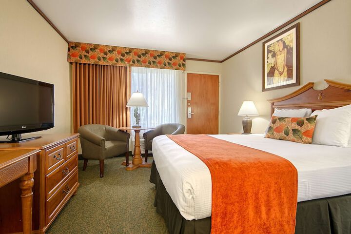 1 Queen Bed Refrigerator WiFi (1 of 10)