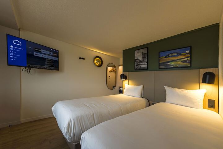 Room 27 of 68