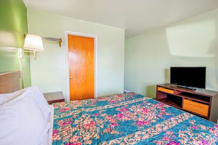 Room 10 of 106