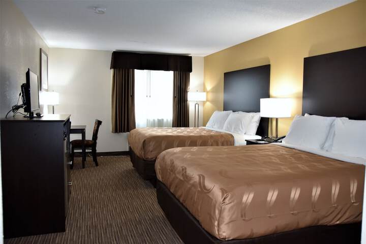 2 Queen Beds (5 of 10)