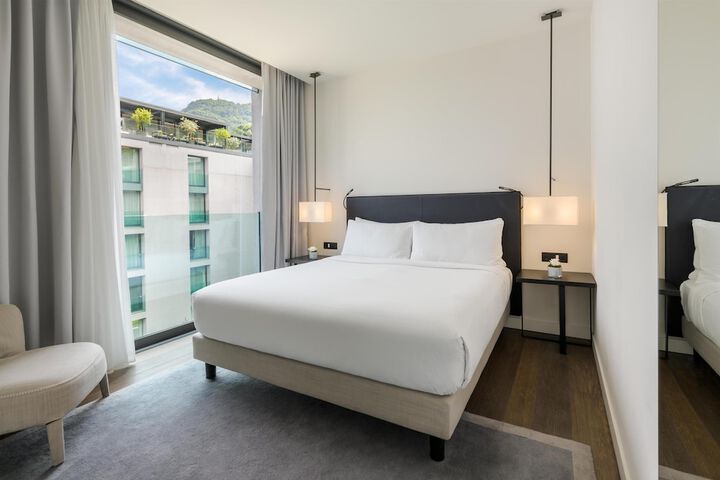 Room 48 of 213