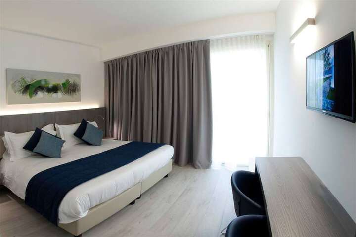 Room 4 of 80