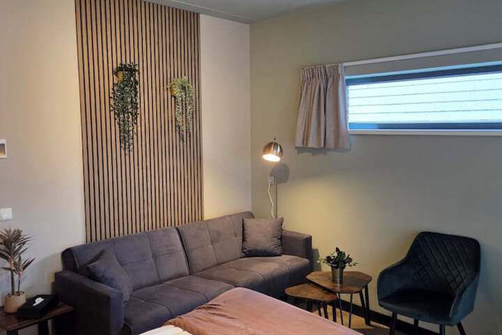 Room 27 of 76