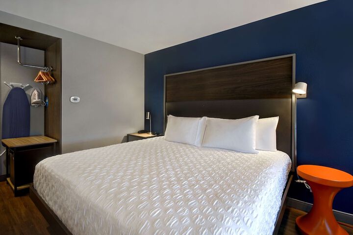 1 King Bed (12 of 18)