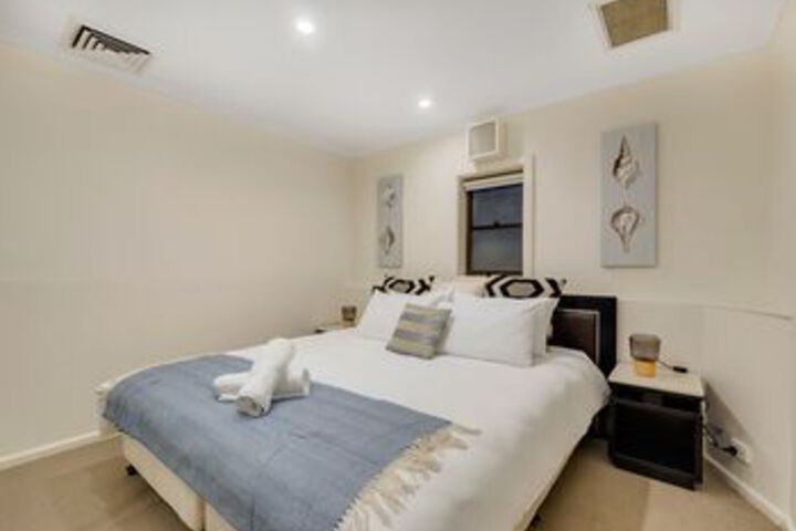 Room 8 of 18
