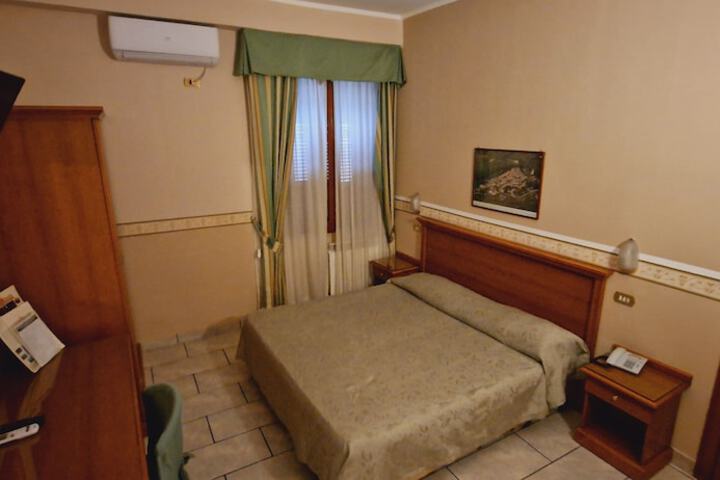 Room 4 of 22