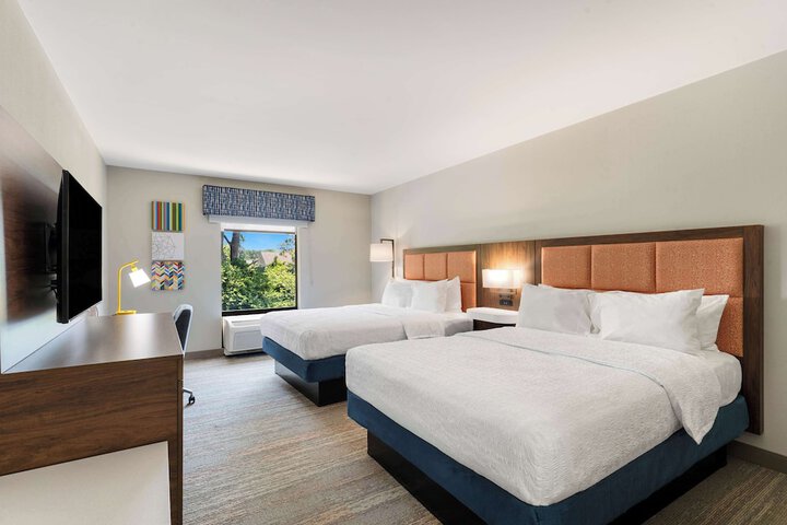 2 Queen Beds Beds Accessible (12 of 14)