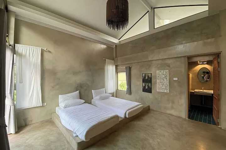Room 26 of 100