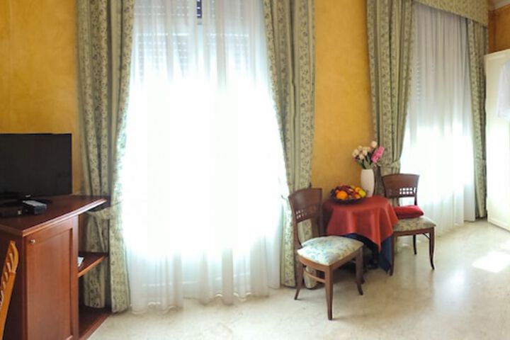 Room 7 of 90