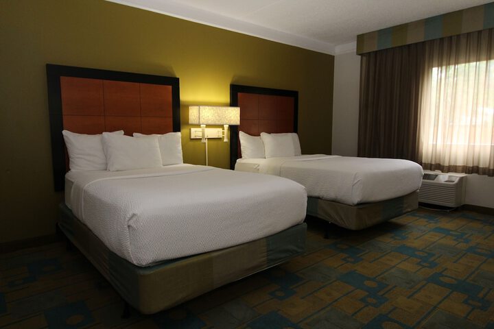 2 Double Beds (11 of 13)