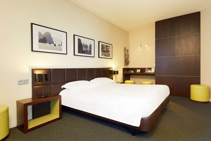 Room 34 of 62
