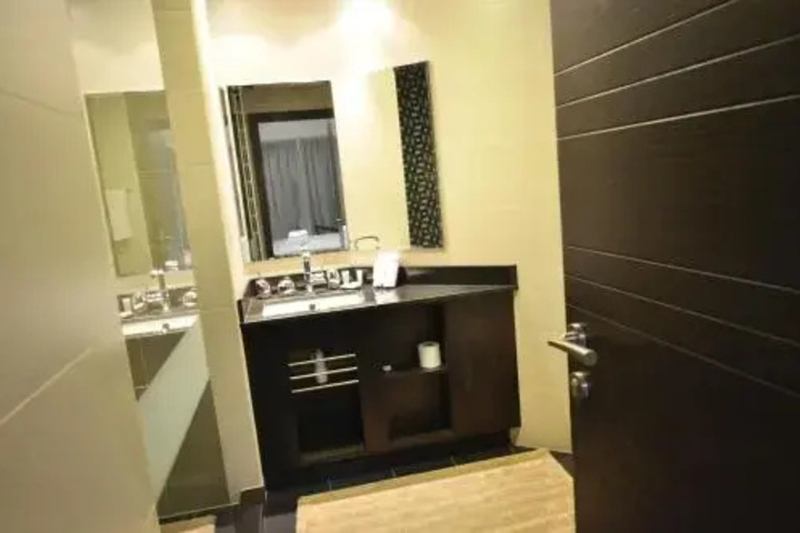 Room 7 of 12