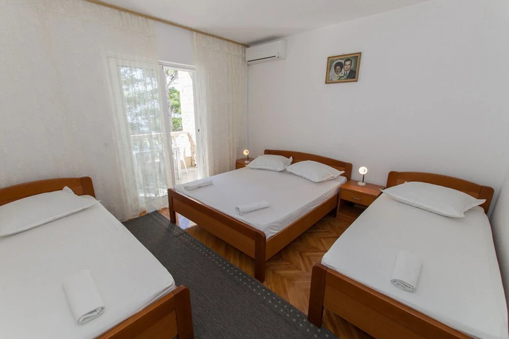 Room 2 of 10