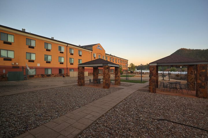 Hotel Exterior 19 of 19