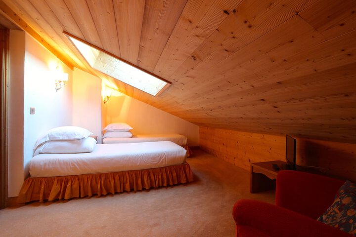 Room 10 of 14