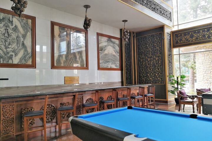 Lounge 52 of 67