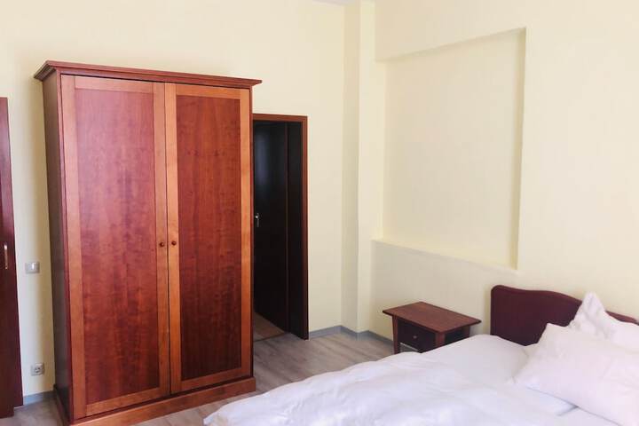 Room 5 of 82