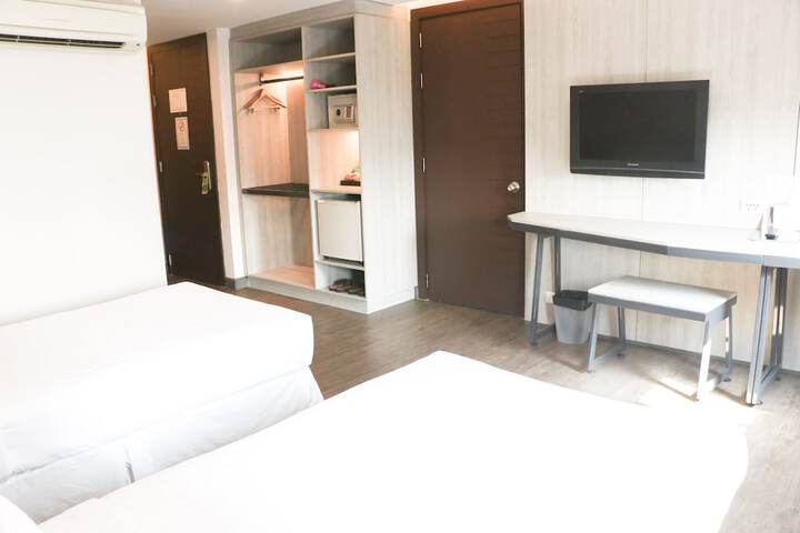 Room 9 of 80