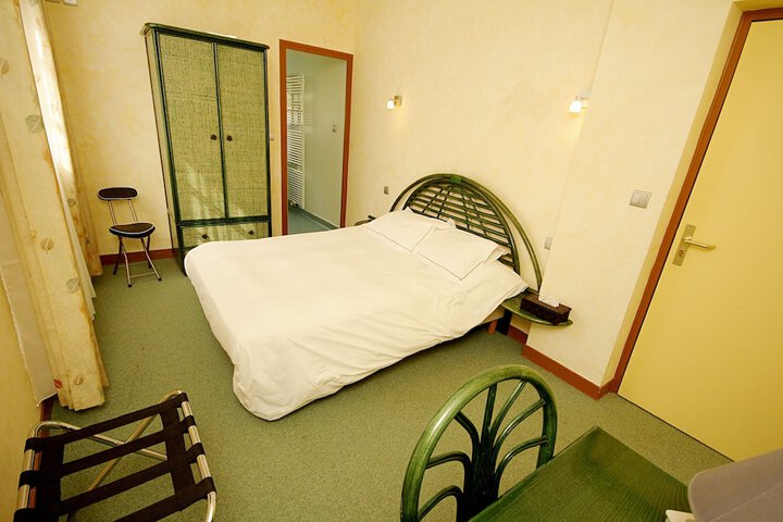 Room 5 of 16