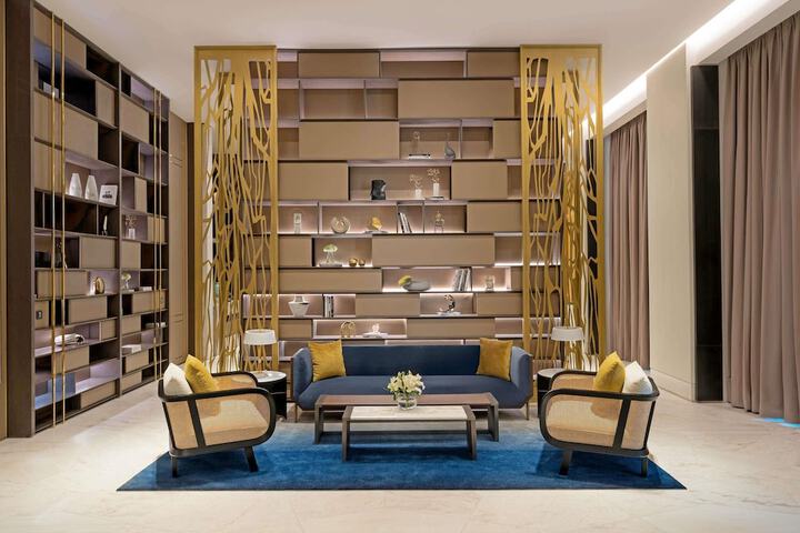 Lounge 104 of 145