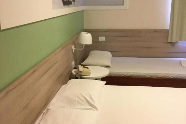 Room 12 of 27