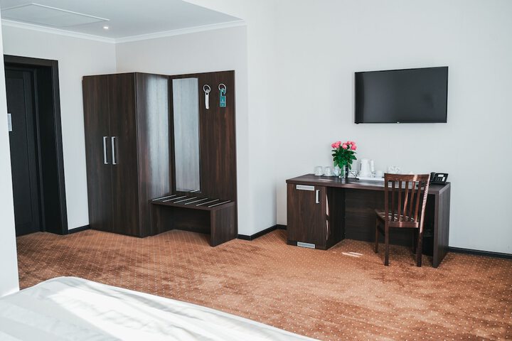 Room 9 of 82