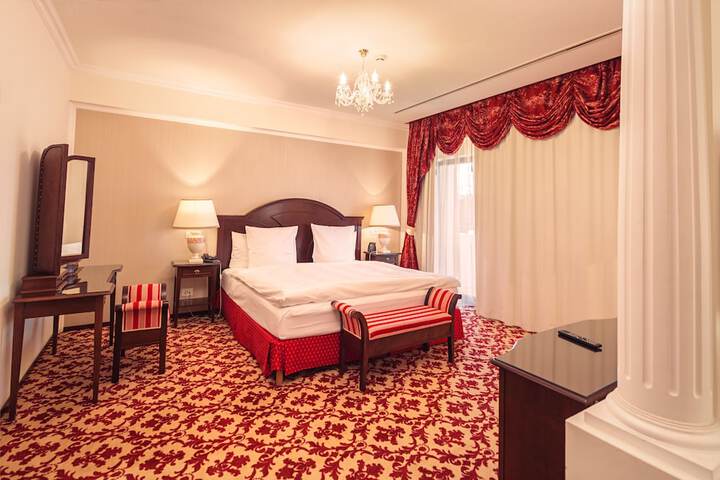 Room 8 of 90