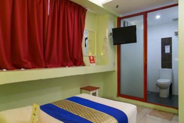 Room 8 of 12