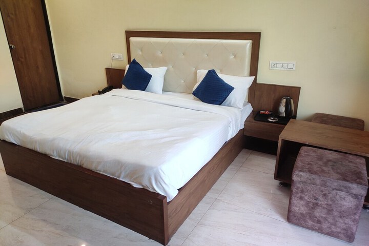 Room 6 of 15