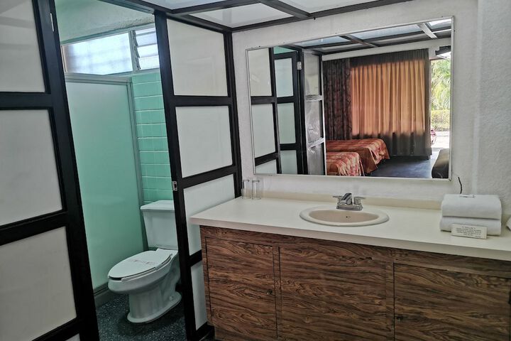 Room 8 of 33