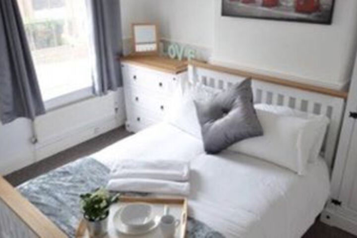 Room 4 of 8