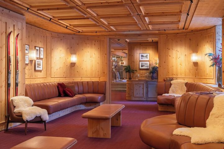 Lounge 192 of 208