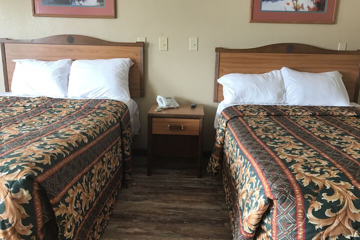Basic Single 2 Double Beds (6 of 17)