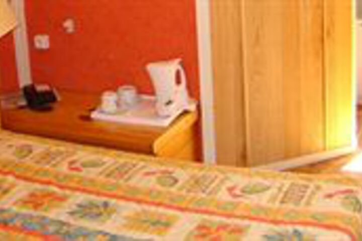 Room 5 of 9