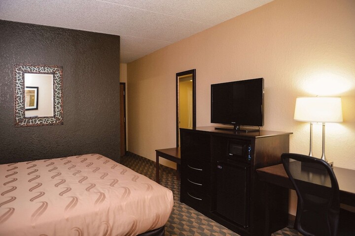 1 Queen Bed Accessible (6 of 11)