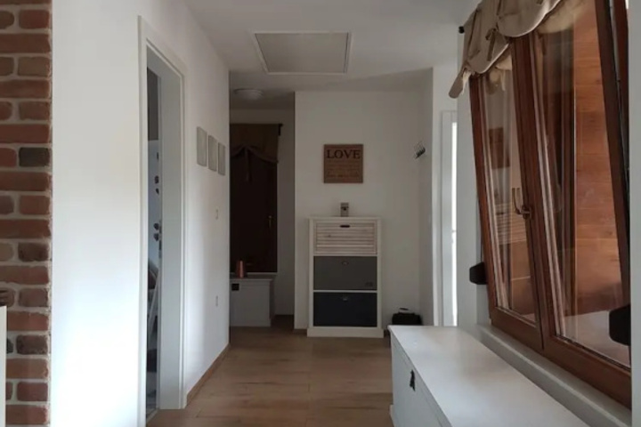 Room 4 of 16