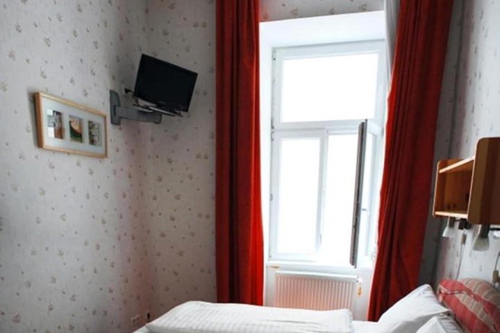 Room 6 of 15