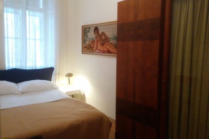 Room 28 of 108