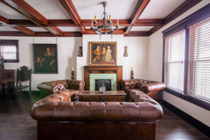 Room 8 of 9