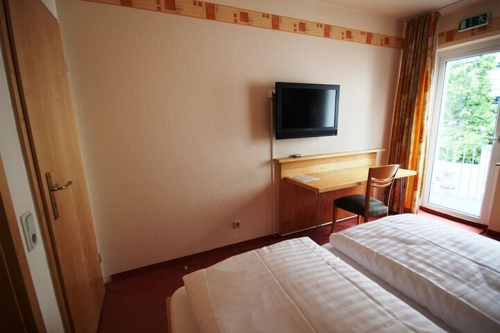 Room 8 of 34