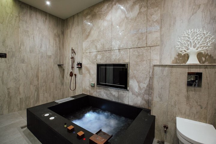 Hot Tub 57 of 67