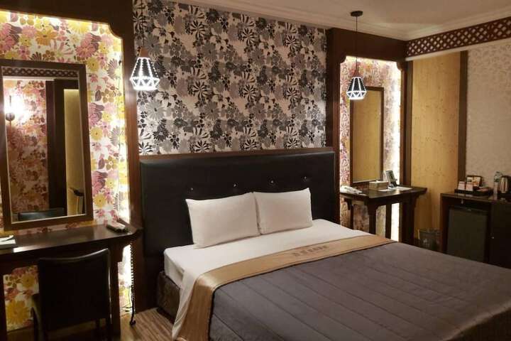 Room 12 of 32