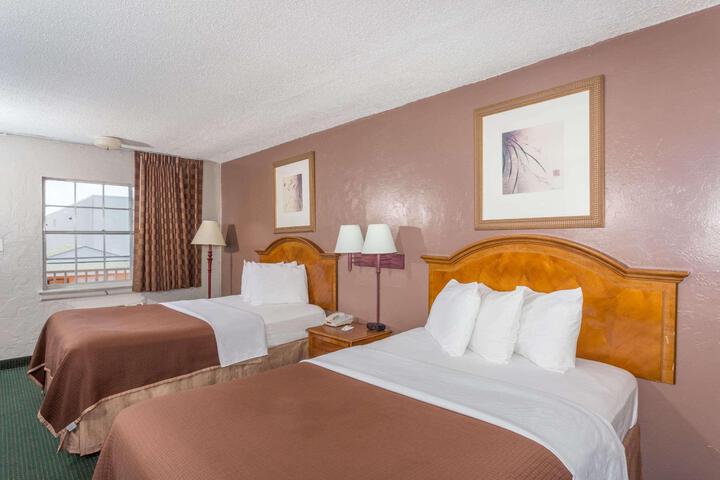 2 Double Beds (7 of 7)